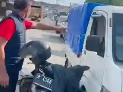 Seorang Kapolsek Menyamar menjadi Kurir untuk Ringkus Pengoplos Gas